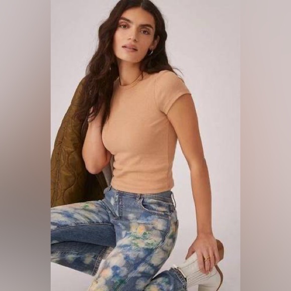 NWT ANTHROPOLOGIE/MAEVE Crop Ribbed Blair Baby Tee in Neutral/Camel/Tan - Picture 1 of 2